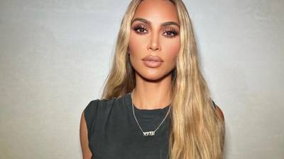 Kim Kardashian recibe 2023 con nuevo look y sensual sesión de fotos 