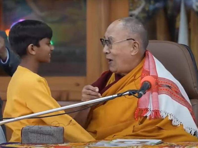 Dalai Lama se disculpa por indignante momento en el que besa a niño y le pide que chupe su lengua