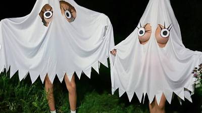 Dos modelos lucieron irreverentes disfraces de Halloween y rompieron las redes