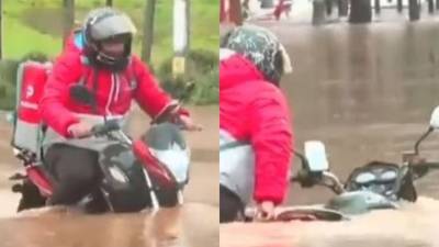 Repartidor en moto se convirtió en viral tras intentar cruzar calle inundada en vivo