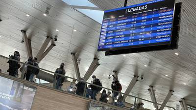 “¿Por qué no se van?”: Aeropuerto de Santiago explica peculiar uso de canción de Los Prisioneros