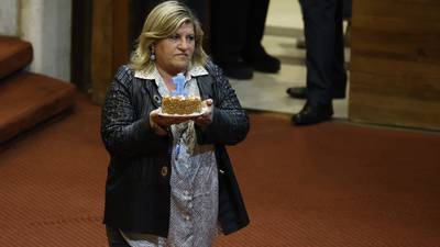 ¿Hay algo que celebrar?: Exrepublicana le “regala” torta a Tohá por aniversario de estado de excepción
