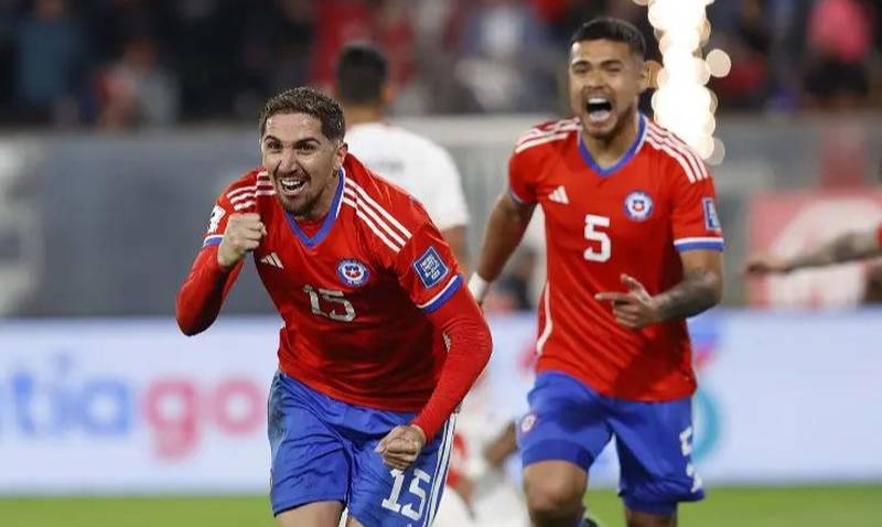 Diego Valdés celebra el 1-0 de Chile conseguido gracias a un rebote. / @laroja
