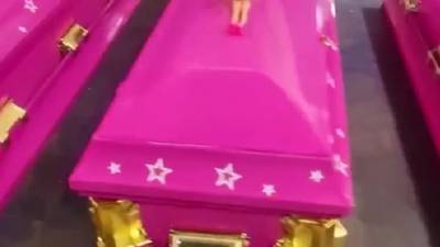Locura por Barbie llegó a las funerarias: Venden ataúdes rosados homenajeando a la popular muñeca