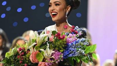 “Devuelve la corona”: a Miss Universo le llueven las críticas durante un “live” en Instagram