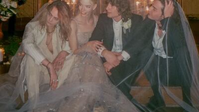 Entre pasteles de “corazones humanos” y un vestido Dior, así fue la boda soñada de Anya Taylor-Joy y Malcolm McRae