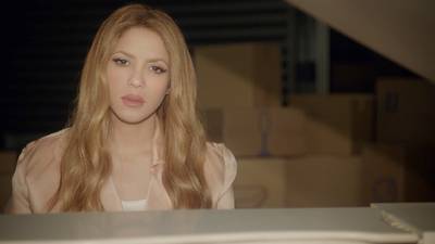“Me sorprende poder hacer limonada con limones agrios”: Shakira recibe discos plateados por el tema Acróstico 