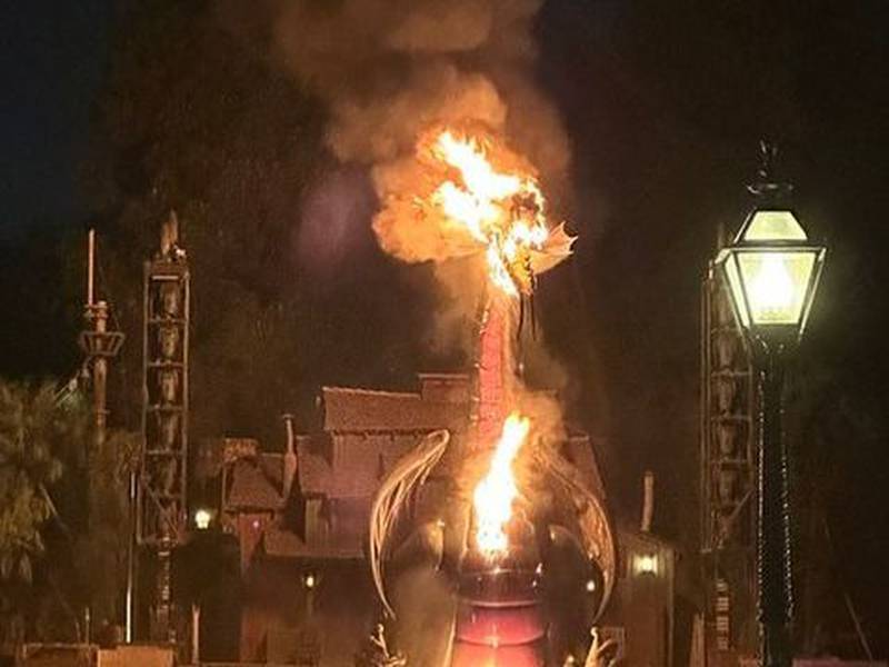 Revelan imágenes del increíble incendio de un dragón en Disney