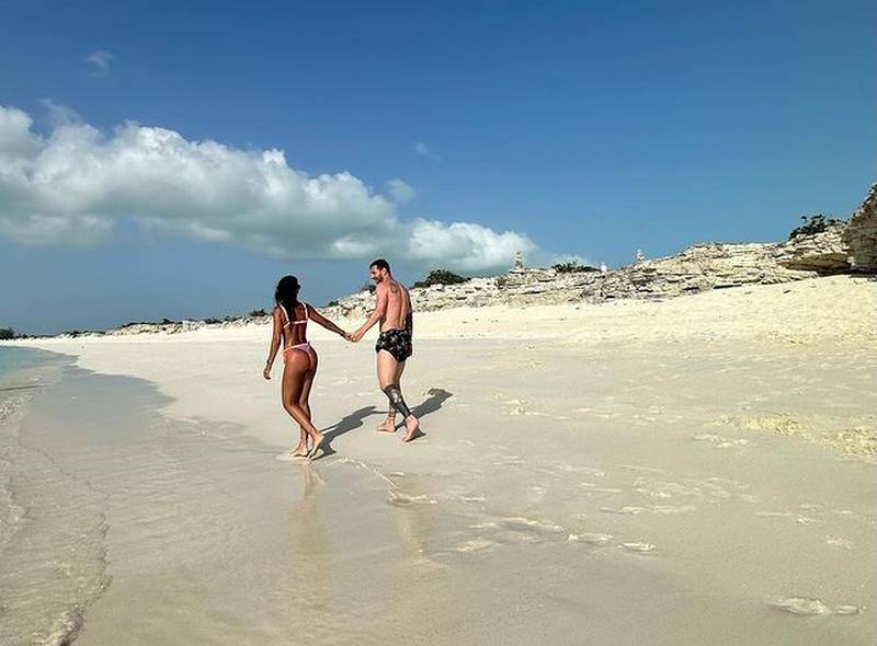 Antonela y Leo caminan por la arena blanca de Bahamas. / @antonelaroccuzzo