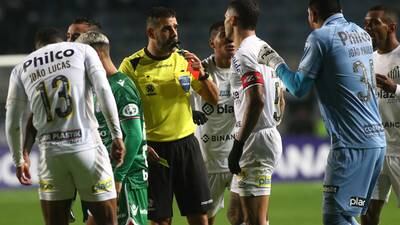Jugadores de Santos acusan a hinchas de Audax Italiano de gestos y gritos racistas