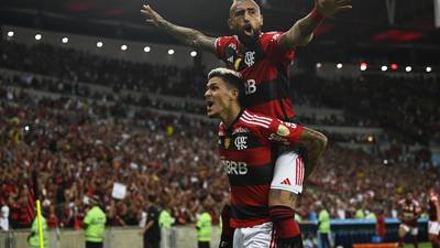 Vidal apoya a jugador de Flamengo agredido y Sampaoli evitar criticar directamente a su PF