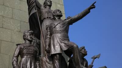 Se pasaron: se robaron la espada de la estatua de Arturo Prat