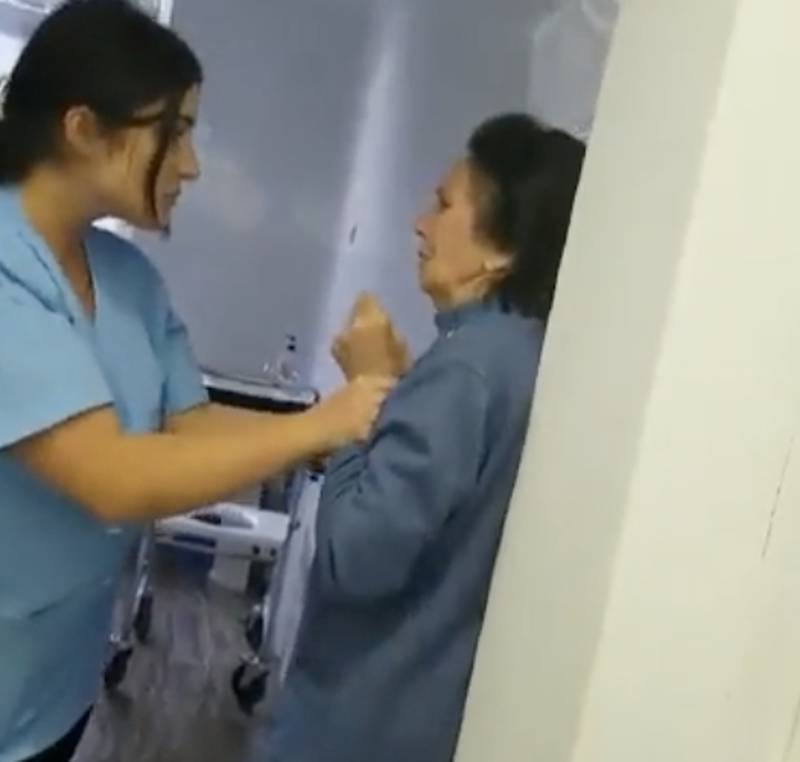 Enfermera golpeó a anciana / Captura Twitter