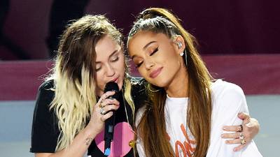 Miley Cyrus habló de su relación con Ariana Grande tras su coqueteo con ella