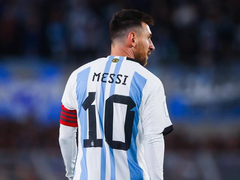 Messi no hizo goles por Argentina y más encima recibió un escupitajo de un paraguayo