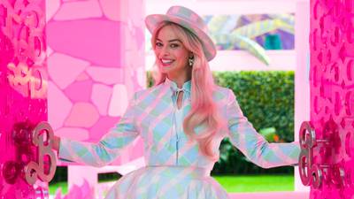 Niña se vuelve viral al tomarse foto con caja de Barbie mientras trabajaba como vendedora