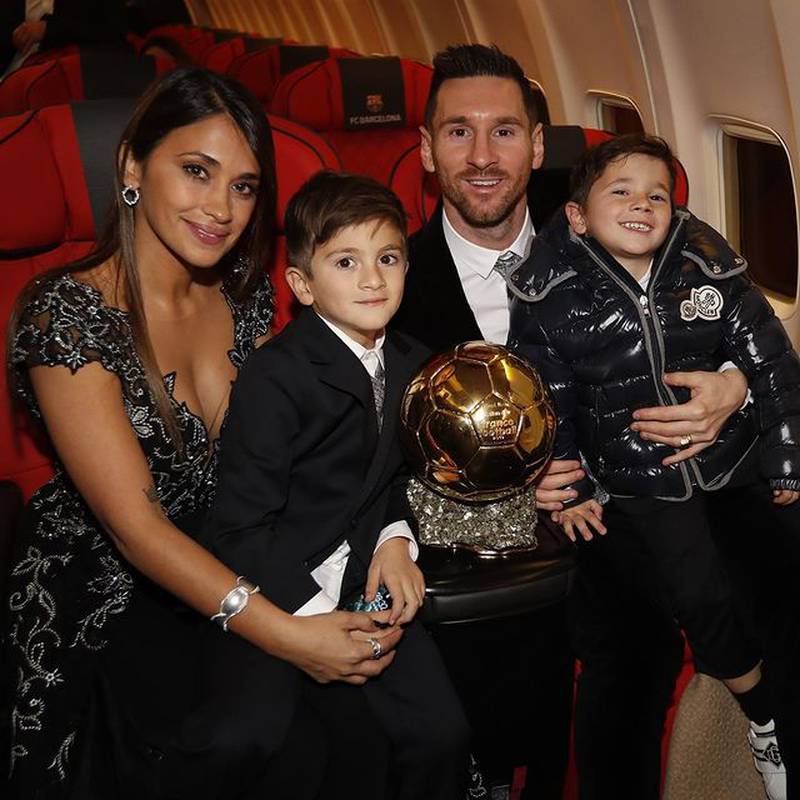 Los Messi con uno de los siete Balones de Oro que ganó en su carrera. / instagram @leomessi