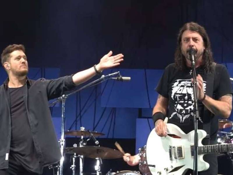Michael Bublé se subió en el escenario de Foo Fighters