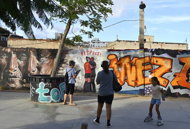 Mural en Barcelona del artista callejero Salvatore Benintende. / AFP