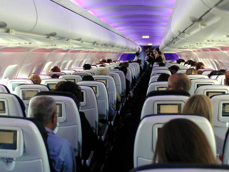 “Lo siento”: mujer se negó a cambiar su asiento a una madre con sus hijos en avión y genera debate viral