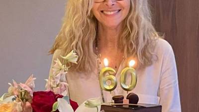 Phoebe de “Friends” cumple 60 años y lo celebra con sus mejores amigas
