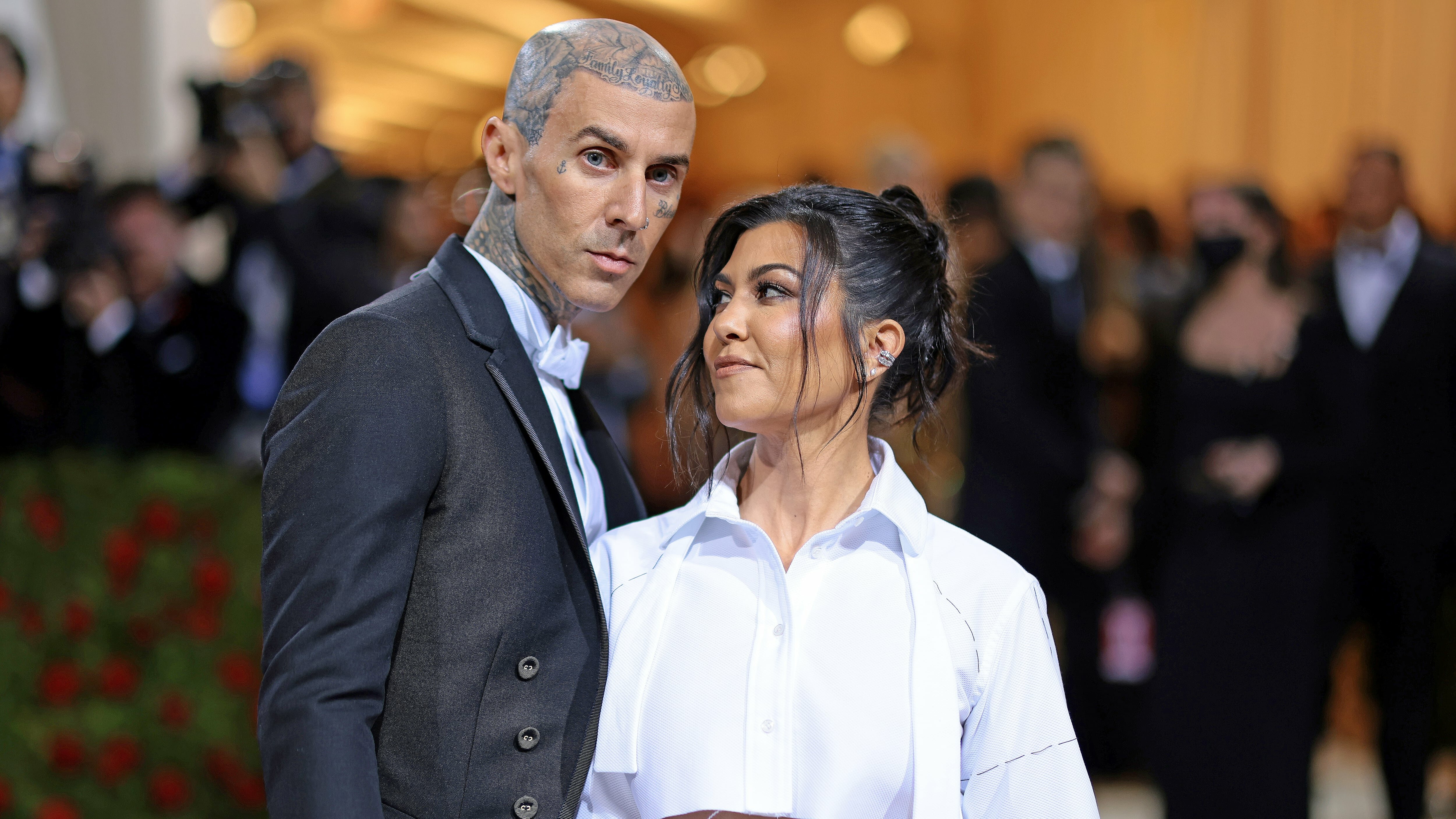 Travis Barker y Kourtney Kardashian / AFP