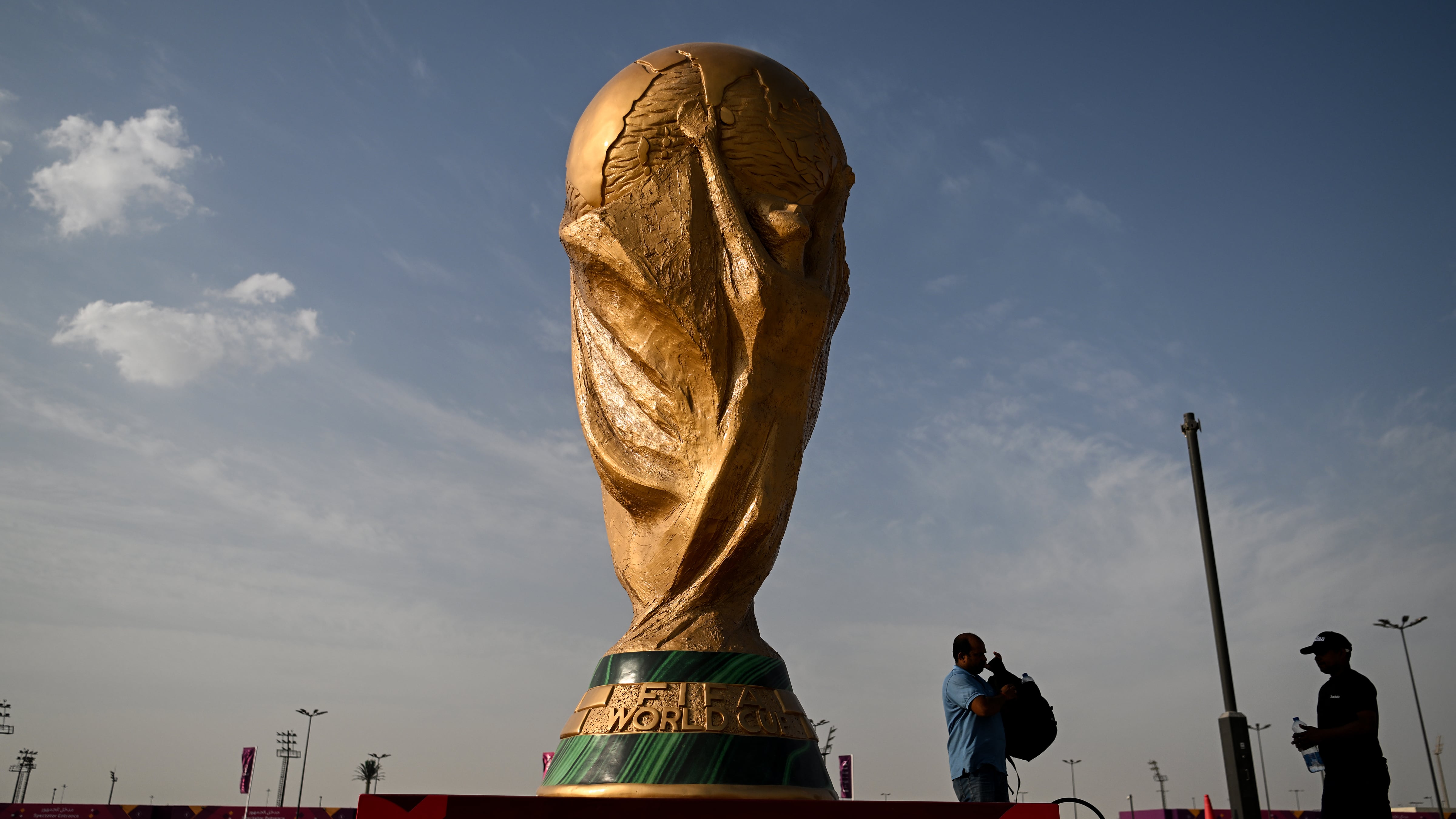 Una réplica publicitaria de la Copa del Mundo. / AFP