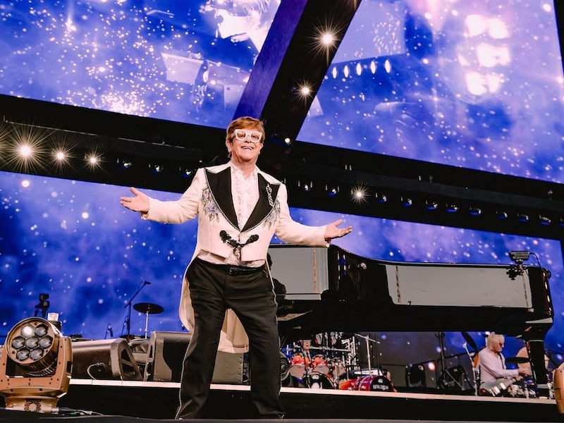 Elton John ya fue dado de alta luego de su accidente doméstico