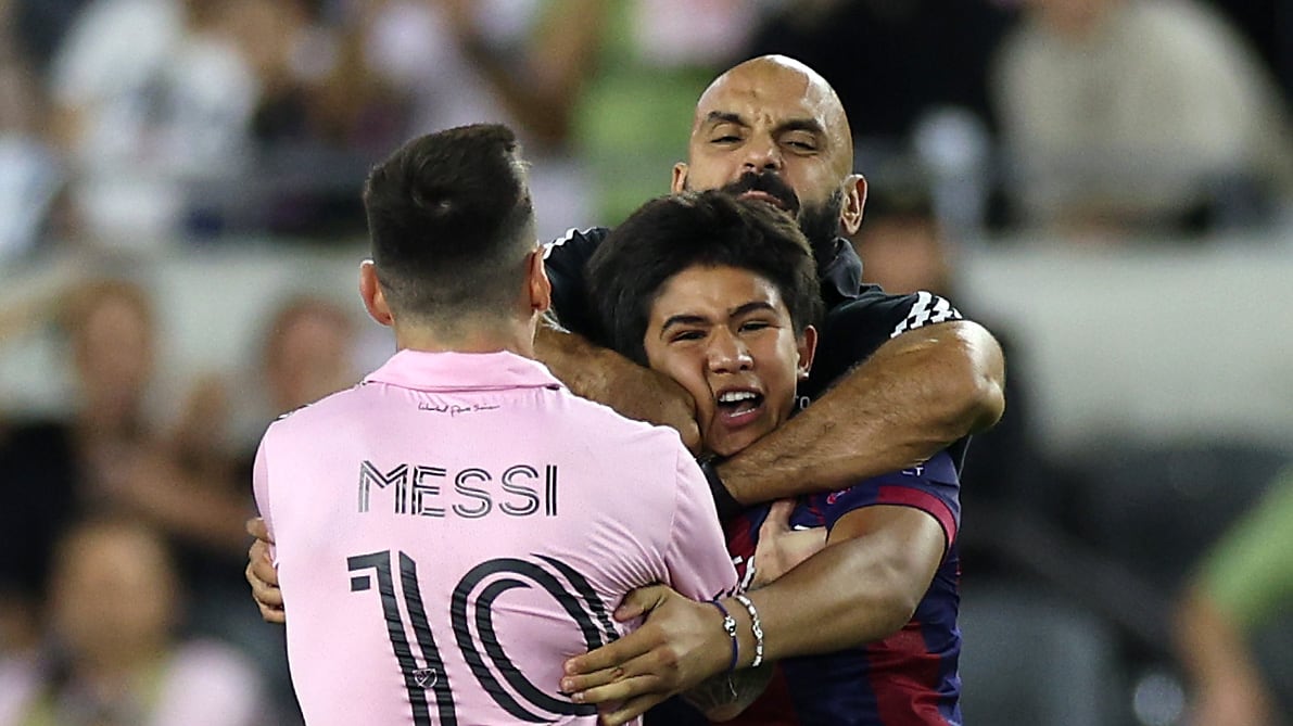 El guardaespaldas Yassine Chueko contiene a un hincha antes de acercarse a Messi / Harry How / Getty Images vía AFP)