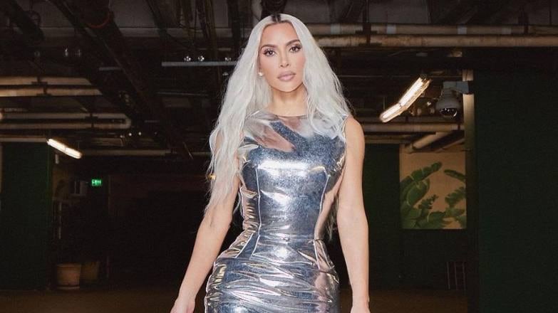 Kim Kardashian sorprende con outfit ajustado y brillante a sus 42 años  / Instagram