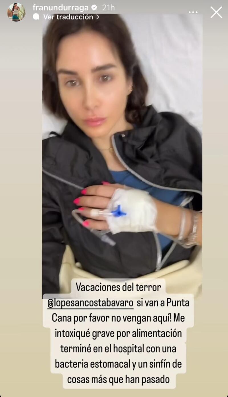 La participante de Tierra Brava, Francisca Undurraga, contó a sus seguidores el terror que vivió durante sus vacaciones en Punta Cana, tras sufrir una intoxicación alimentaria que la obligó a internarse de urgencias en una clínica.
“Me intoxiqué grave por la alimentación y terminé en el hospital con una bacteria estomacal y un sinfín de cosas más que han pasado”, escribió en su red social, junto a una foto de ella convaleciente en una camilla.
Además, recomendó no alojarse donde ella se hospedó, puesto que incluso encontró pelos en la cama.
“Vacaciones del terror. Si van a Punta Cana por favor no vengan aquí. Los regalitos que encontré en mi cama cuando recién llegué. Pelos en las sábanas. Hay muchos hoteles buenos en Punta Cana, pero @lopesancostabavaro es lejos la peor experiencia que he tenido”, señaló.
Al igual que ella, Raquel Argandoña también sufrió una experiencia similar cuando disfrutaba de unas paradisiácas vacaciones en Cancún, las cuales terminaron de la peor manera.
Fue en febrero del 2024 cuando tuvo que regresar de urgencias a Chile, tras sufrir un fuerte dolor estomacal, producto de una obstrucción intestinal severa.