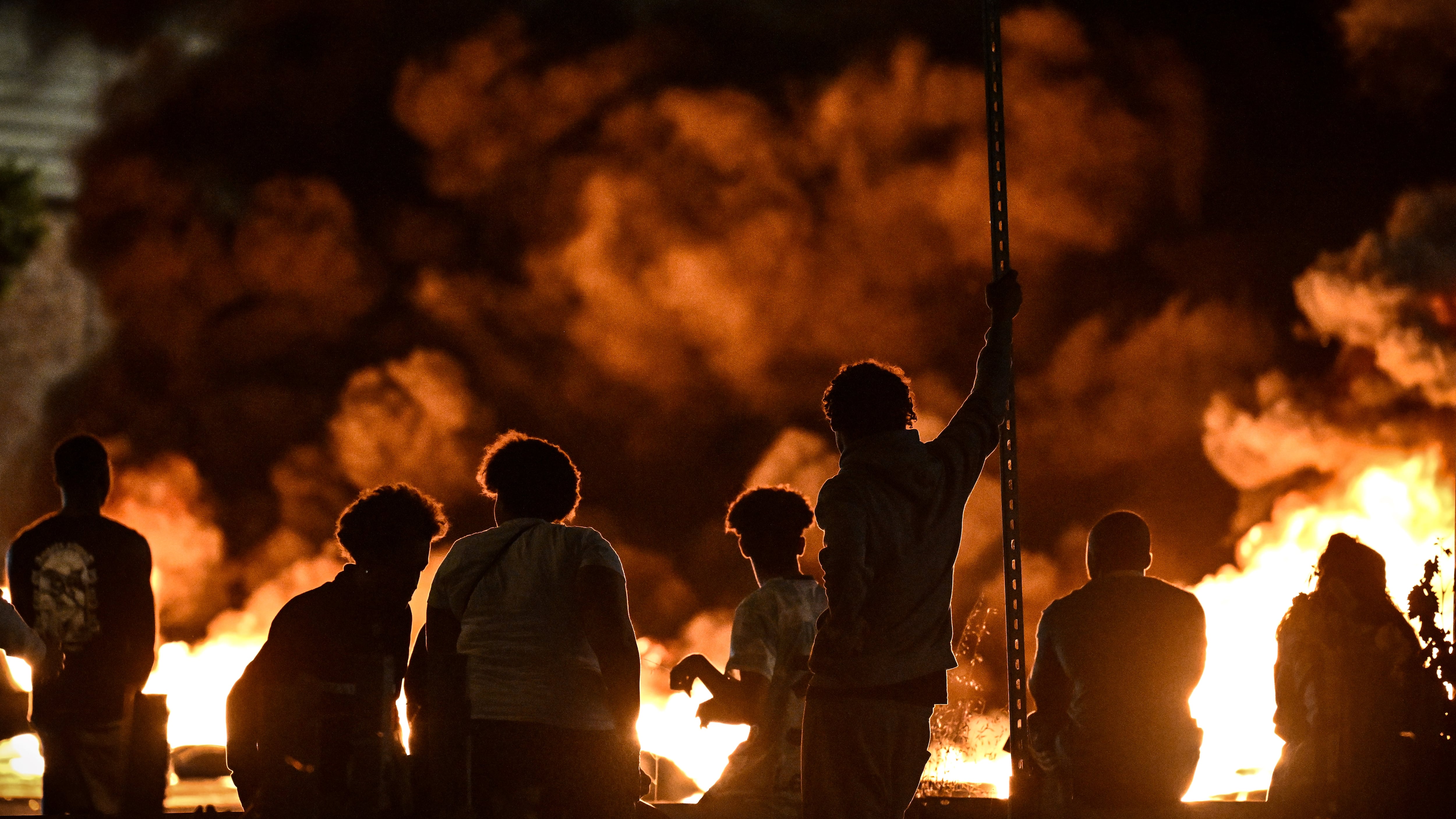 Un grupo de persona en una barricada en Burdeos. / Philippe Lopez/AFP