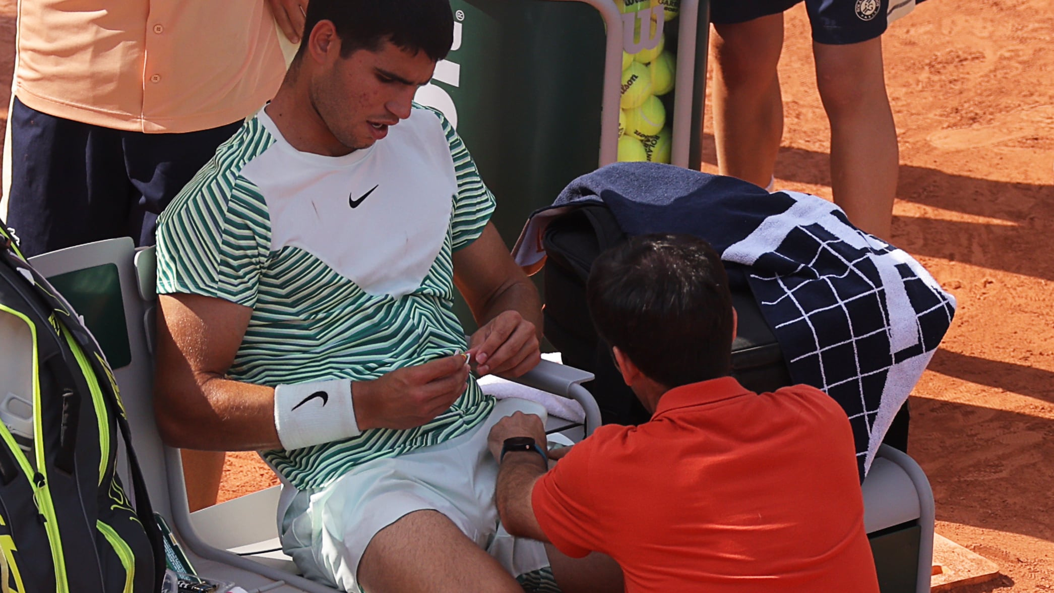 Carlos Alcaraz es atendido durante la semifinal de Roland Garros ante Novak Djokovic. / AFP