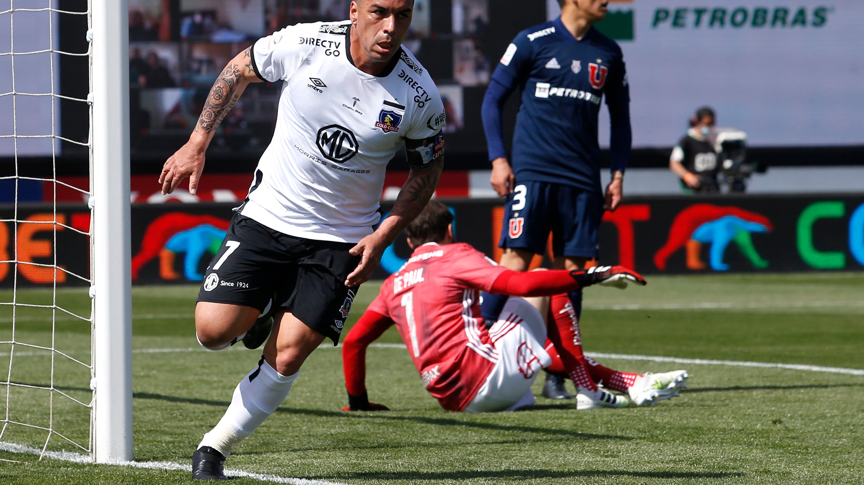 Esteban Paredes celebra un gol a la "U" en el torneo de 2020. / Photosport
