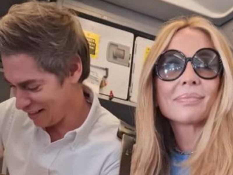 Las redes reaccionaron al gran gesto de Marta Sánchez y Carlos Baute en un avión 