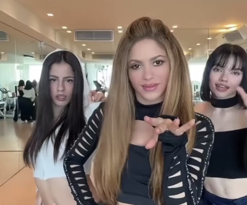 "Yo valgo por 2 de 22": Shakira rejuvenecida en su nuevo baile viral