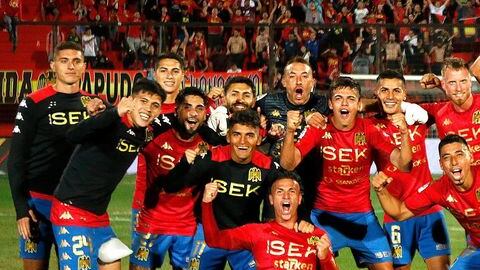 Plantel de Unión Española celebra una victoria en el campeonato nacional. / instagram @ueoficial