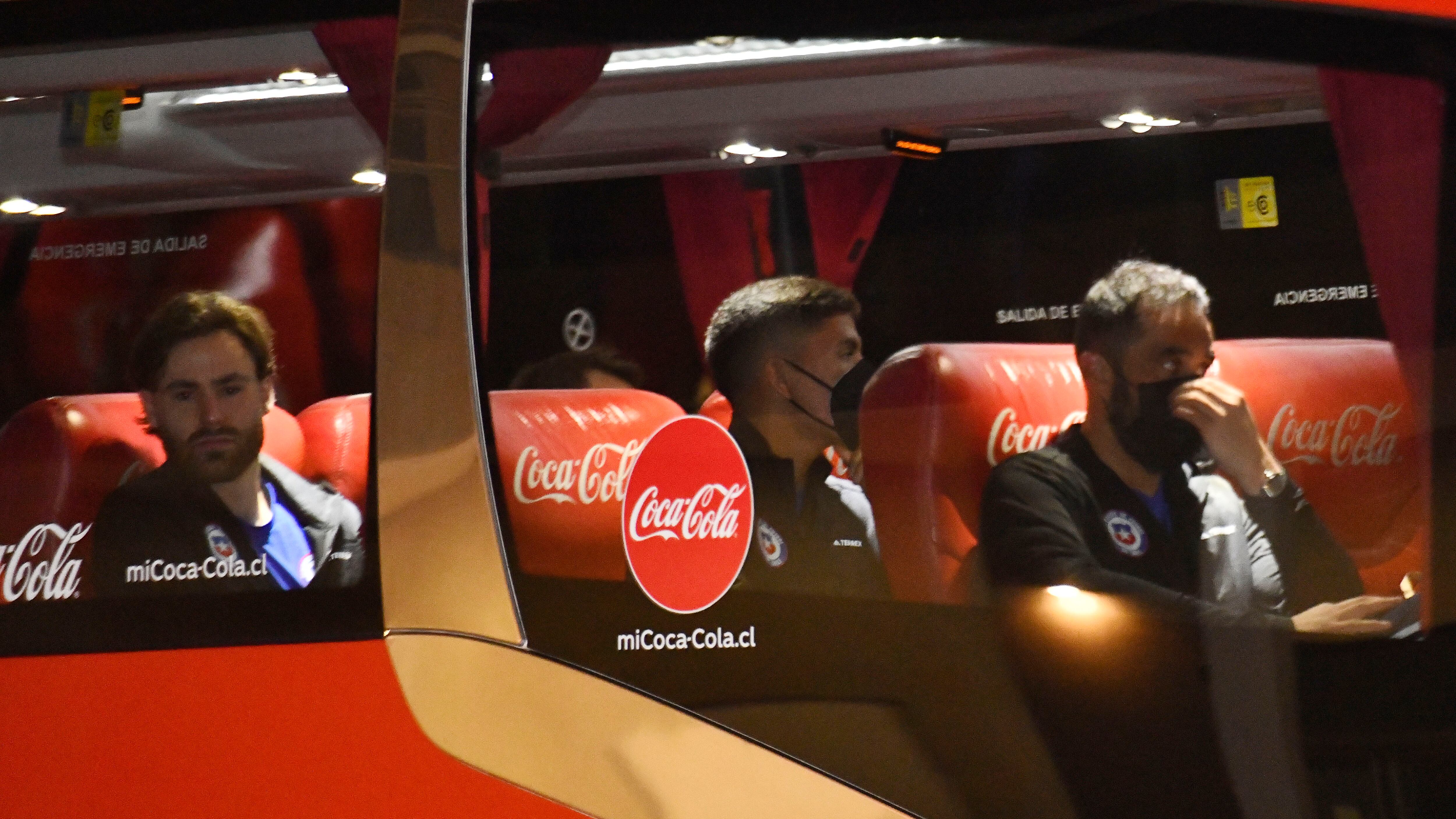 El bus de la selección chilena brandeado con la marca de Coca-Cola. / Pedro Tapia/Photosport