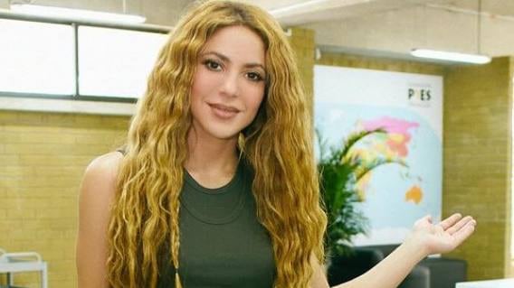 Shakira en su labor filantrópica con mucho glamour: lució pantalón de 700 dólares  / Instagram