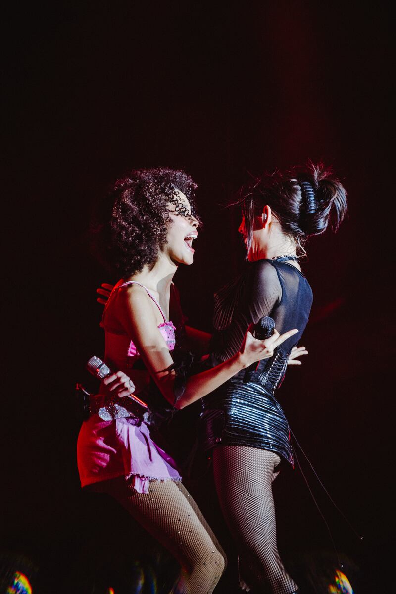 Yilda se luce cantando con Danna Paola en Ecuador