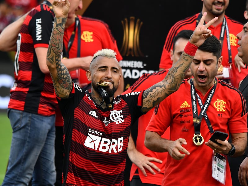 Arturo Vidal intranquilo: crisis en Flamengo lo tiene a horas de quedarse sin entrenador