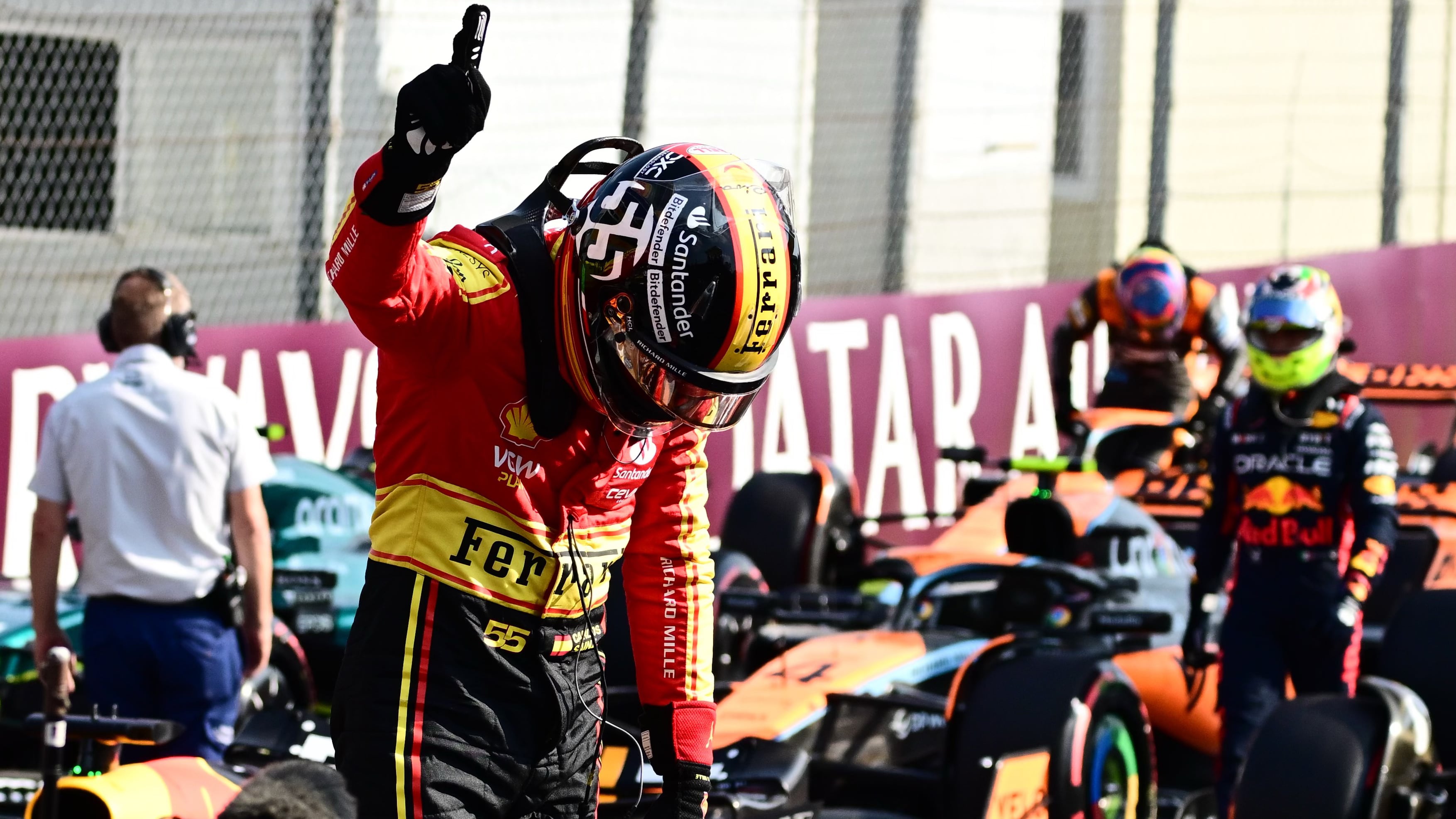 Sainz celebra con los tifosi la pole en Monza. / Ben Stansall/AFP