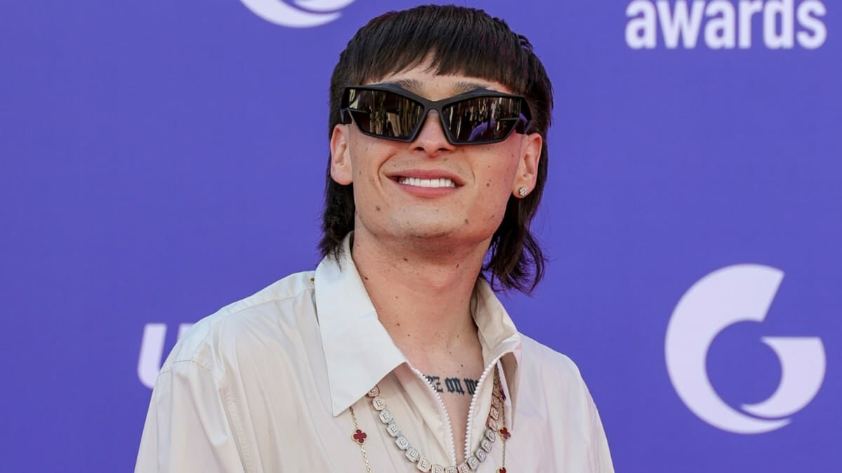 Peso Pluma fue captado en las calles de Nueva York y fans aseguran que se hizo un cambio.