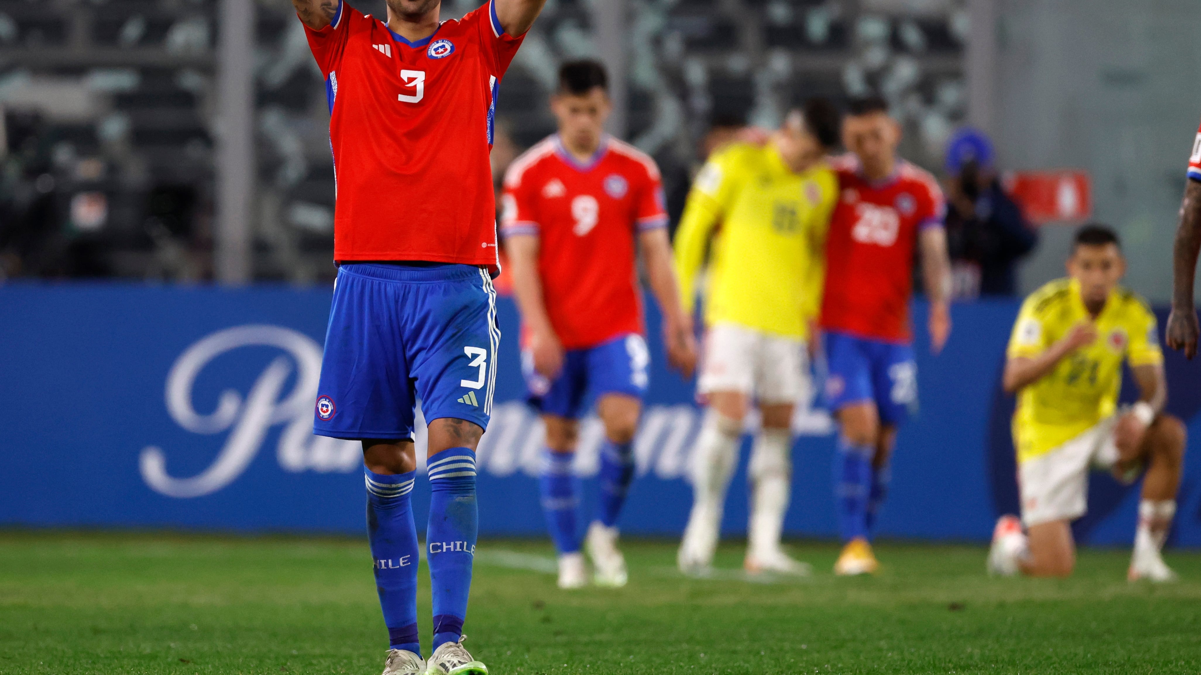 Maripán se lamenta luego de que le anularan el gol. / Andrés Piña/Photosport