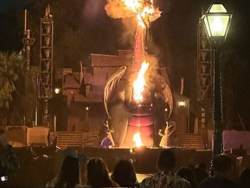 Revelan imágenes del increíble incendio de un dragón en Disney