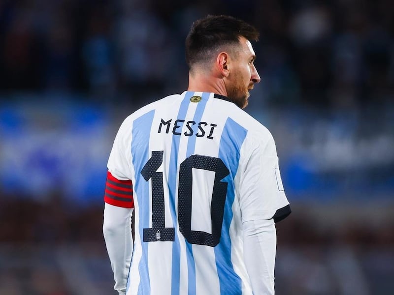 Messi no hizo goles por Argentina y más encima recibió un escupitajo de un paraguayo
