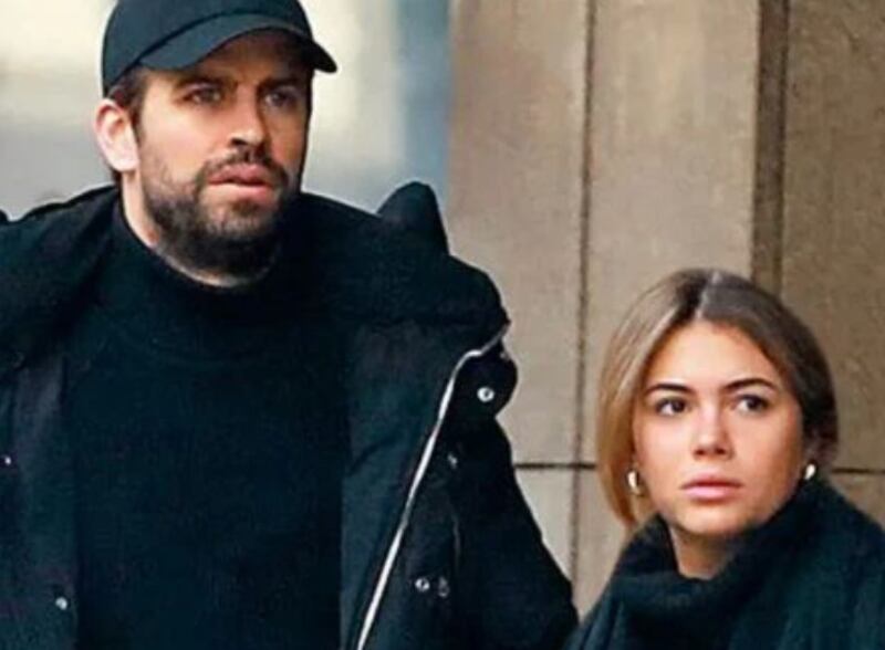 Clara Chía quiere figurar, así se coló en una foto de Piqué con un fan