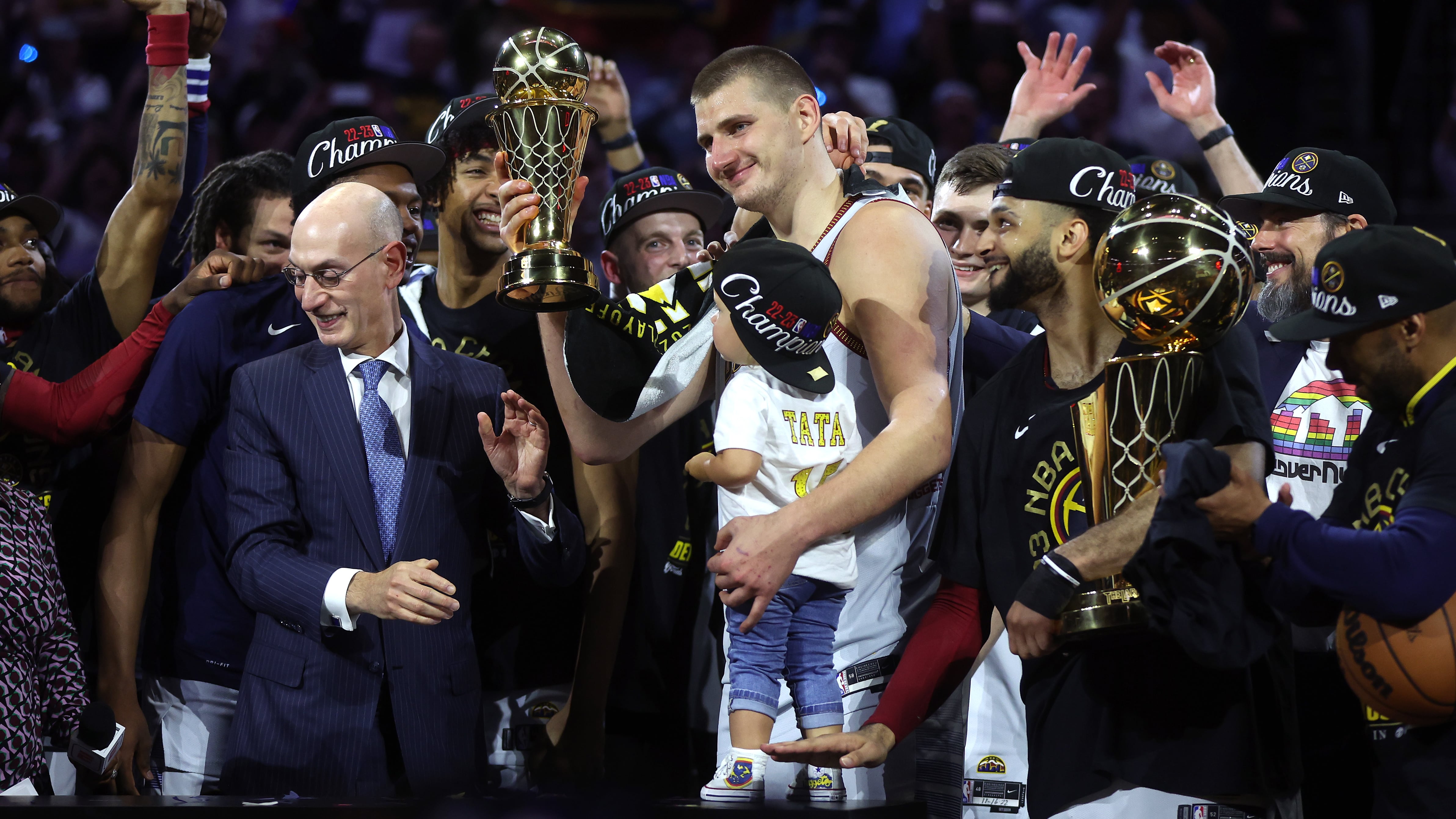 Jokic celebra junto a su hija el título de la NBA. / Matthew Stockman/Getty Images vía AFP