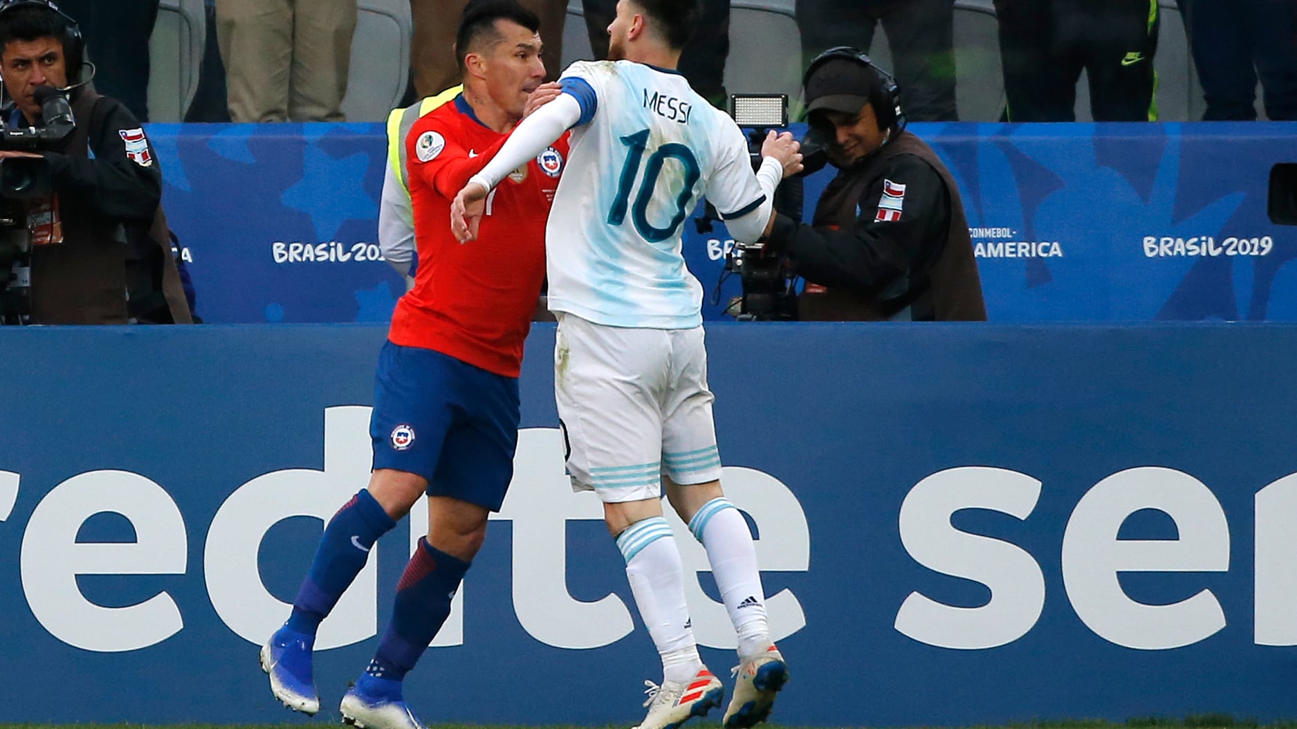 Gary Medel y Lionel Messi en la Copa América 2019. / Photosport