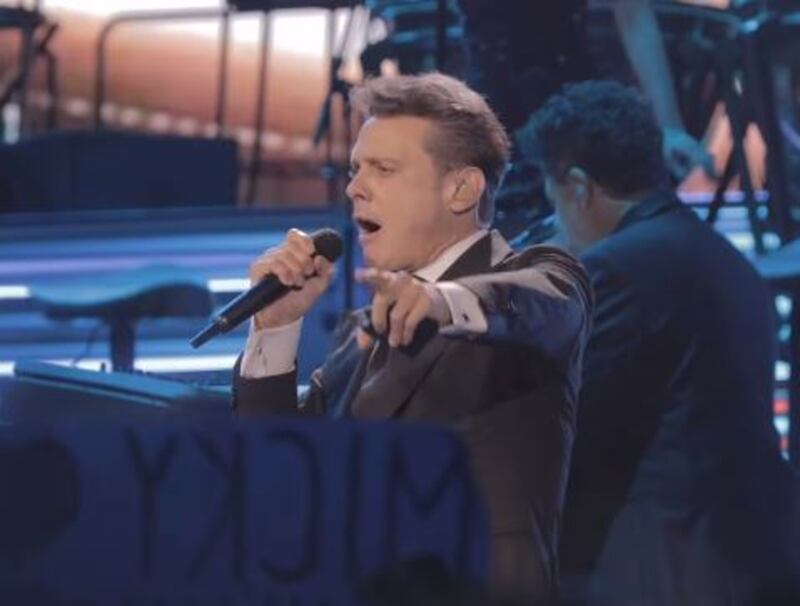La inesperada reacción de Luis Miguel al recibir un sostén del público: "Perdió kilos, pero no la picardía"